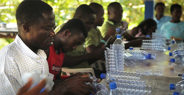 Realizzazione di mobilio riutilizzando bottiglie di plastica in Ghana