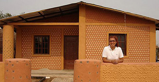 Esempio di una casa costruita con bottiglie di plastica dall’associazione Casas de Botellas di Ingrid Vaca Diez.
