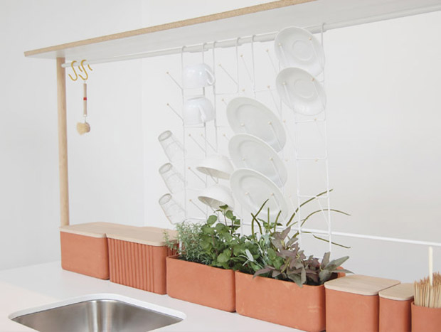 Particolare della cucina Flow: i piatti sono messi a scolare in verticale sulle piante in modo che queste vengano annaffiate. Fonte: Studio GORM