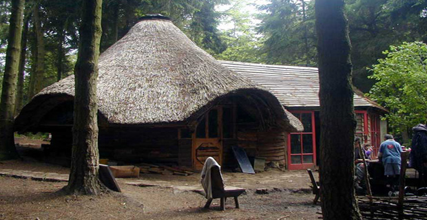 Le case dell'ecovillaggio Cae Mabon in stile celtico