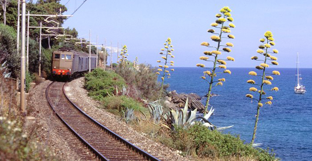 Tratta ferroviaria costiera in Liguria. Pistaciclabile.com