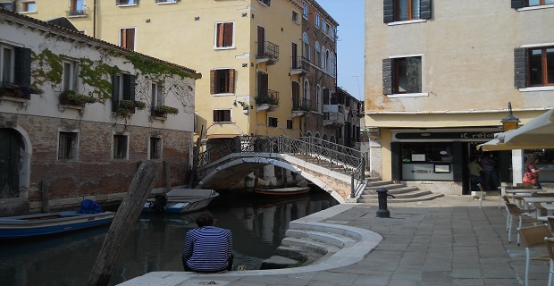 caption: ponte su un canale di Venezia.