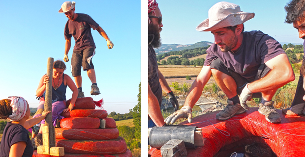  a sinistra, la cupola in hyper adobe dopo il posizionamento dell’ultimo  sacco. Durante il workshop è stata costruita la prima cupola in hyper adobe presente sul territorio turco; a destra, posizionamento di una delle prese di ventilazione. I ganci metallici sono posti tra gli strati di hyperadobe e serviranno, a cupola terminata, per appendere all’interno dell’abitacolo verdure essiccate, come corone di aglio e peperoncino.