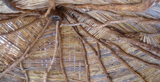 Il tetto dei bungalow dell'eco villaggio in Sardegna
