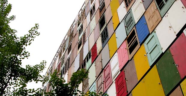 caption: Il sistema di facciata per un edificio di Seul, ideato da Choi Jeong-Hwa, la cui trama è un patchwork di mille porte riciclate colorate e differenti fra loro. Foto da choijeonghwa.com