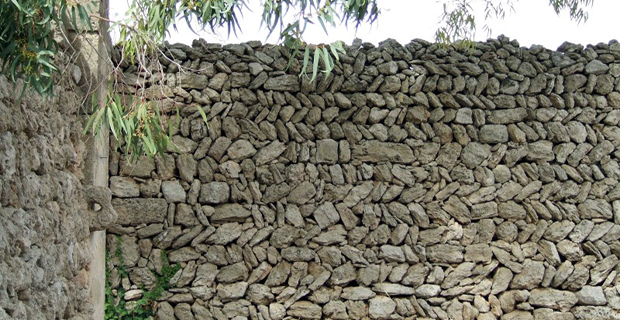  La tecnica di realizzazione di un muro a secco con struttura a spina di pesce.