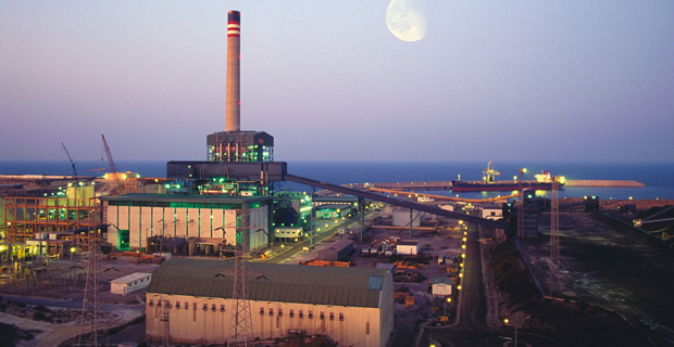  Una delle centrali a carbone rilevate dall'ENEL in Spagna. Immagine tratta dalla pagina web della controllata Endesa, che presenta questo ecomostro costruito sulle rive del Mediterraneo come gestito nel rispetto dell'ambiente in quanto "certificato ISO 14001" dall'ente spagnolo di normazione AENOR.