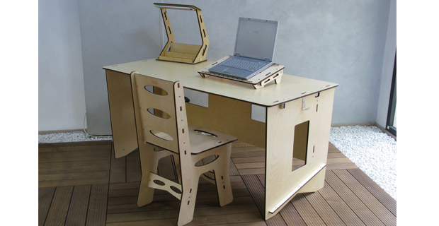 caption: Sedia, scrivania con porta computer e lampada.