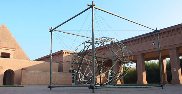  Installazione artistica in bambù splittato presso la corte centrale del Labirinto della Masone di Fontanellato (PR) realizzata da LAN architetture e Associazione Italiana Bambù.