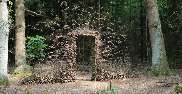 Le installazioni di Cornelia Konrads nella foresta