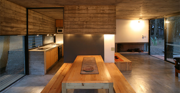 Gli interni della casa Mar Azul sono in legno e cemento come il volume esterno