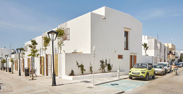 L'edificio di social housing a Formentera visto dall'esterno