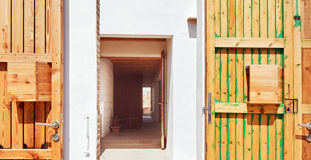 Porte di ingresso del social housing a Formentera in legno riciclato