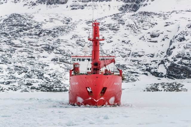  La nave rompighiaccio per il trasporto dei materiali nel cantiere di Frame in Artico. Foto: Paolo Verzone.
