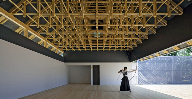 La visione giapponese sull'uso del legno in due progetti gemelli.
