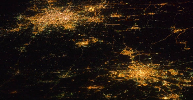 Le metropoli cinesi di Pechino e Tientsin viste di notte dalla Stazione spaziale internazionale (fonte: NASA--Johnson Space Center)