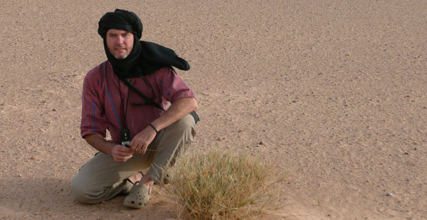 Il prof. Guillermo García Reina nel deserto del Sahara ricercando alcune specie di alghe che crescono in pozze ipersaline.