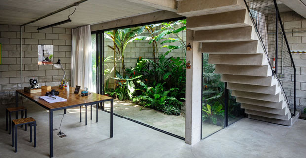 La vegetazione conquista casa maracanã in brasile Giardino interno casa
