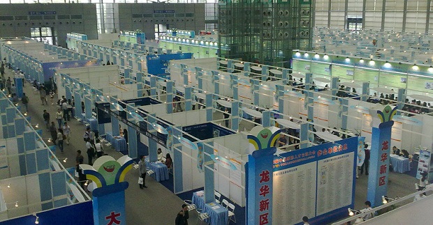 Veduta degli stand nella fiera del trasferimento tecnologico nel centro congressi di Shenzhen.