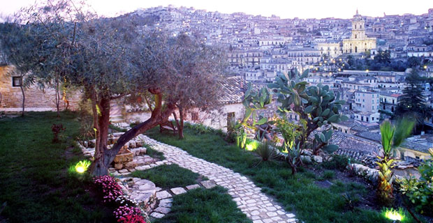 Il giardino mediterraneo di casa Talìa, fulcro d’incontro di tutti gli edifici che compongono la struttura. Foto, DesignRulz.com