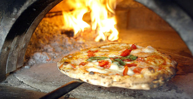 Pizza cotta con forno a legna.