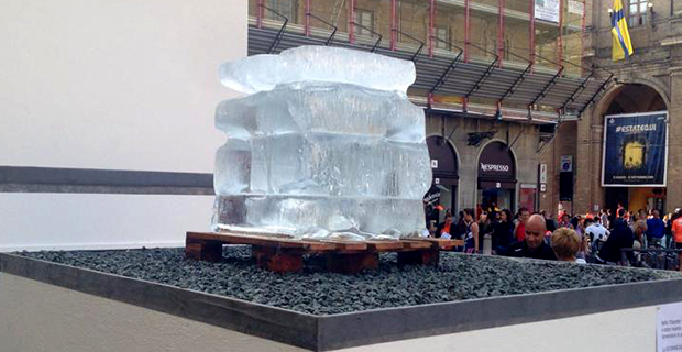 caption:il cubo kamikaze affronta la curiosità dei cittadini.