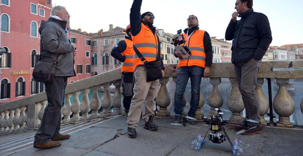 Drone in volo sul ponte di Rialto per rilievi aereofotogrammetrici