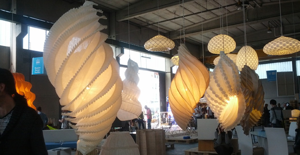 In alto, la lampade di Lamp Couture