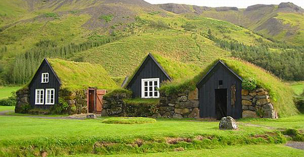 Islanda, le tradizionali e meravigliose Turf House. Calde e asciutte  anche nel freddo e umido inverno del Nord. Mentre in Paesi come Norvegia, Scozia, Irlanda e Groenlandia sono considerate abitazioni ad uso esclusivo dei ceti bassi, in Islanda sono diffuse a prescindere dalla classe sociale; impiegate talora anche come luoghi di culto. 