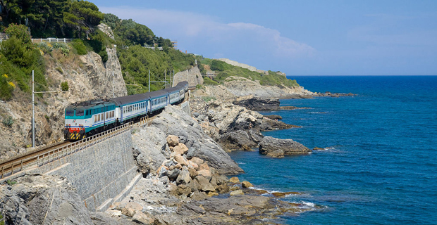 Tratto di ferrovia a binario unico tra Imperia e Finale Ligure (in particolare tra Andorra e Cervo nella foto). © David Gubler