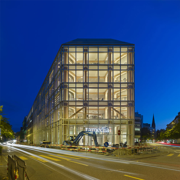 caption:L’edificio di Tamedia di Shigeru Ban illuminato. 