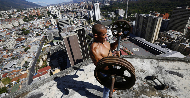 Torre David era fornita anche di palestra attrezzata su un balcone al ventottesimo piano dell’edificio. © REUTERS/Jorge Silva 