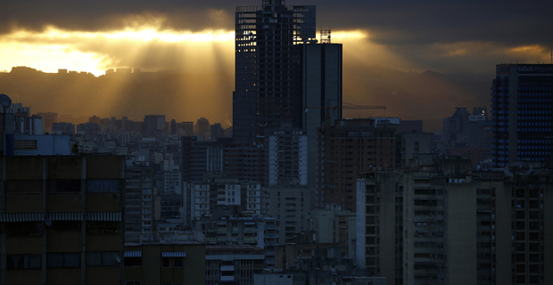  La torre svetta come uno scheletro spiritato sul resto della città, simboleggiando i sogni infanti di molti cittadini che speravano nell’impennata dell’econia Venezuelana. © REUTERS/Jorge Silva