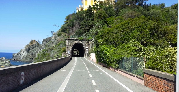  La pista ciclabile esistente tra Levanto e Framura, alla quale si annetterà il nuovo tratto tra Levanto e Monterosso, dato che il progetto di ristrutturazione della galleria tra Monterosso e Levanto è stato approvato dalla regione Liguria. Fonte:viaggiverdeacido.com