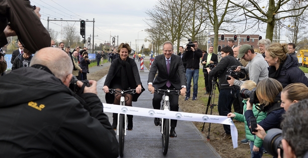  L'inaugurazione della pista ciclabile Solar Road nel novembre 2014. Immagine da ConsumatoreDigitale.com