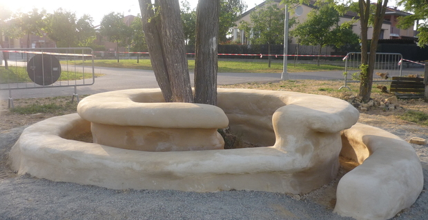  Elemento di arredo urbano che funge da tavolo e da seduta realizzata da Davide Frasca in collaborazione con Donato Mancini in un parco pubblico, Italia. © Vide Terra