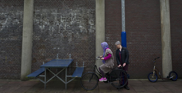  Una volontaria insegna ad andare in bicicletta a una donna afgana