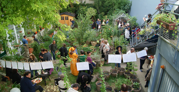 caption: L'allestimento del giardino UNIVERT, strada Polonceau, nel quartiere di Goutte d'Or, XVIII Arrondissement di Parigi. Foto di Isabelle Artus.