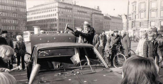 1960. Cittadini di Copenaghen contro l'invasione delle auto. (immagine di Klaus Bondan)