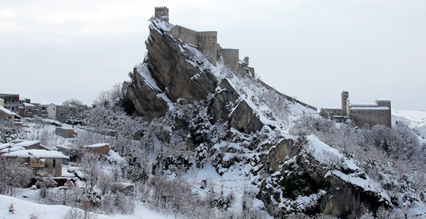 Il castello di Roccascalegna innevato