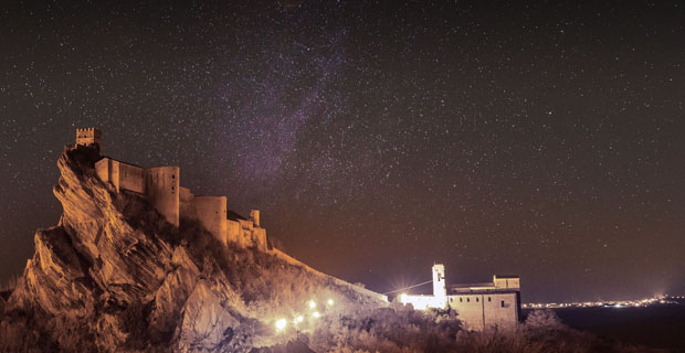 Il castello di Roccascalegna di notte