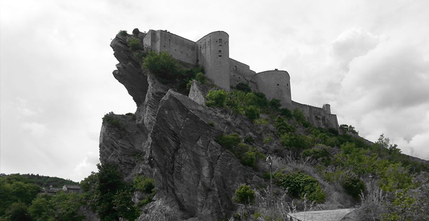 Il castello di Roccascalegna arroccato