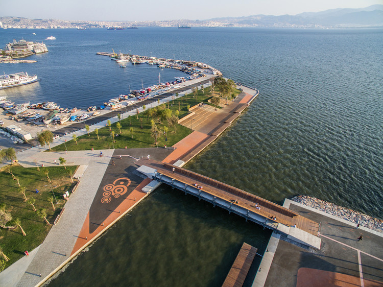 Con la passerella Bostanli Footbridge si completa la riqualificazione urbana dell'area