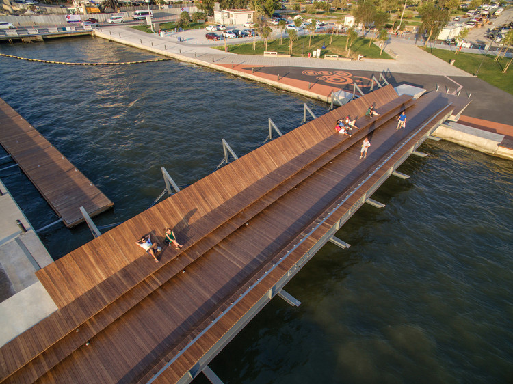 La passerella Bostanli Footbridge realizzata a Smirne