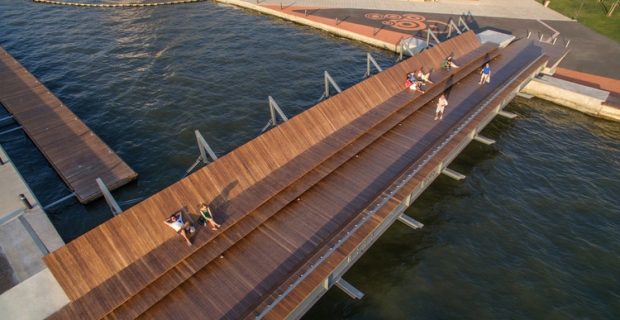 La passerella in legno Bostanli Footbridge in Turchia