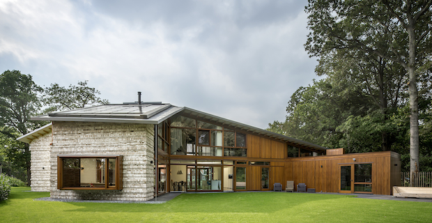 Villa Bakkum è lo chalet realizzato in Olanda da Moke Architecten