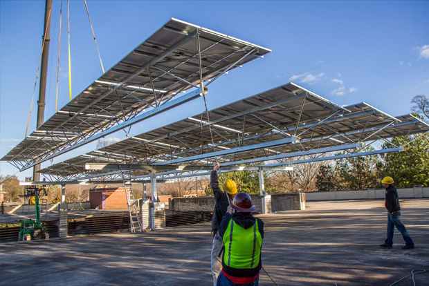 Installazione di pannelli solari nei parcheggi degli stadi