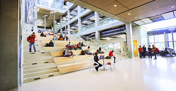 L'atrio centrale dell'ampliamento dell'Università di Calgary si apre su uno spazio ampio