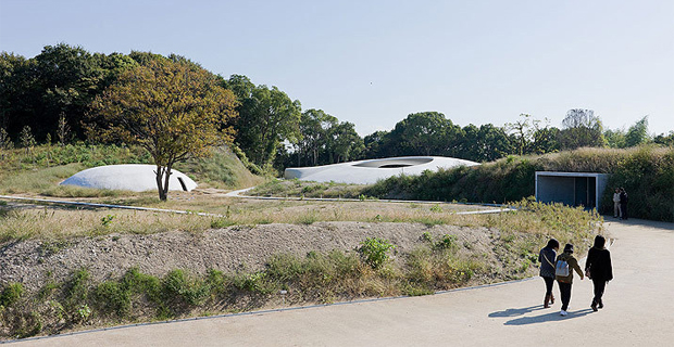 Il percorso esterno di ingresso al Teshima Art Museum