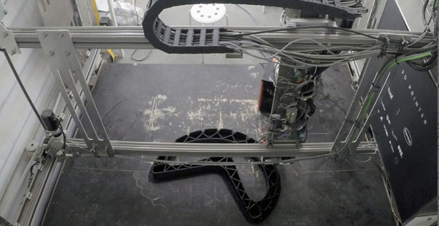 Il processo di stampa 3d per produrre la panchina in plastica riciclata